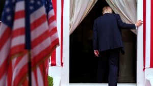 TRUMP - INGRESANDO DE ESPALDAS